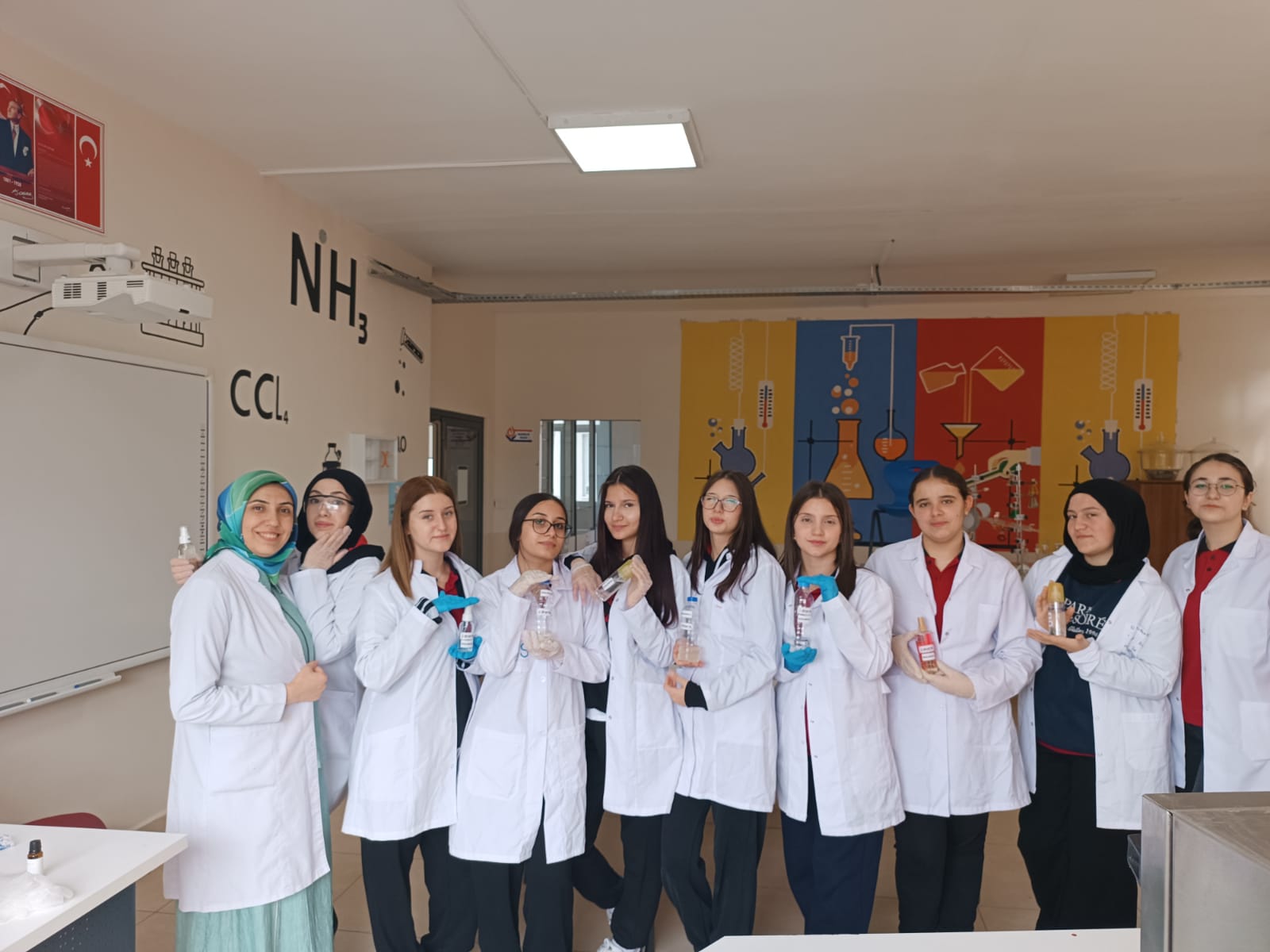 Kimya laboratuvarında öğretmen ve öğrencilerden oluşan uygulama grubu