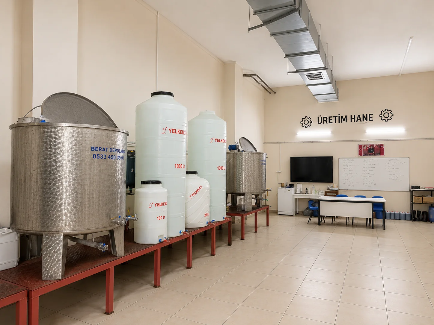 Kimya üretimhanesindeki paslanmaz çelik kazanlar ve depolama tankları