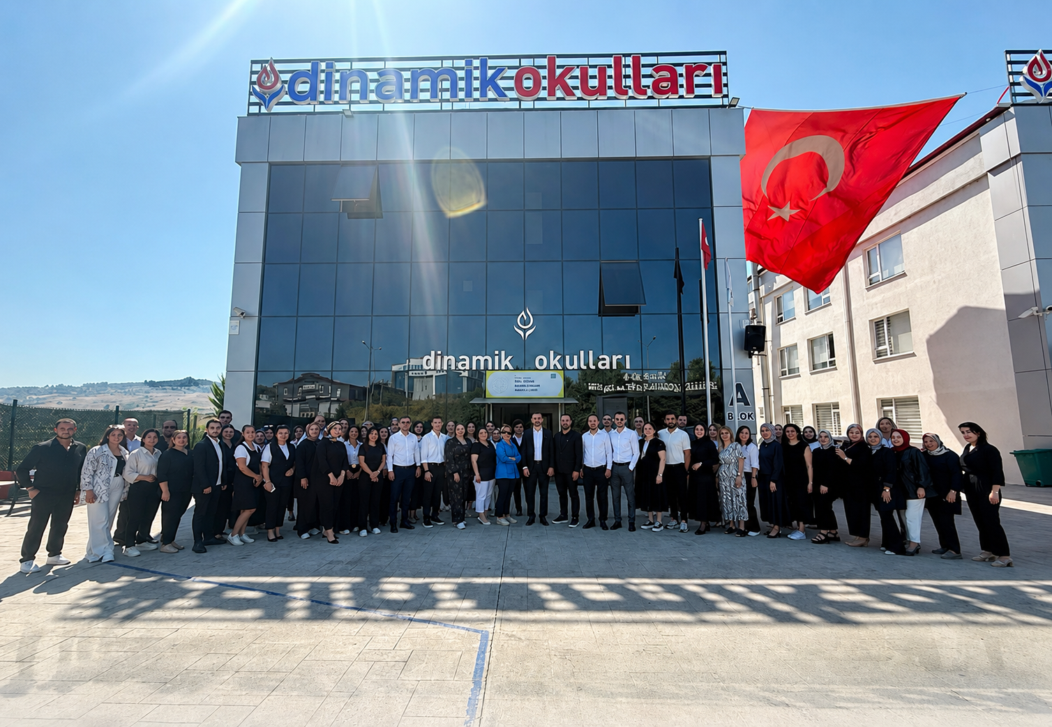 Dinamik Okulları eğitim kadrosu okul binası önünde