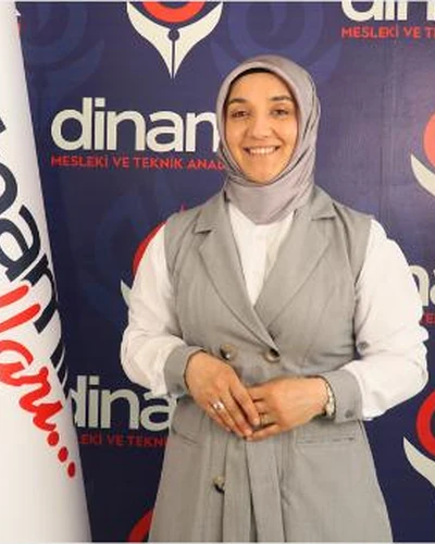 Hümeyra Ömür Dağdeviren, Türk Dili ve Edebiyatı Öğretmeni